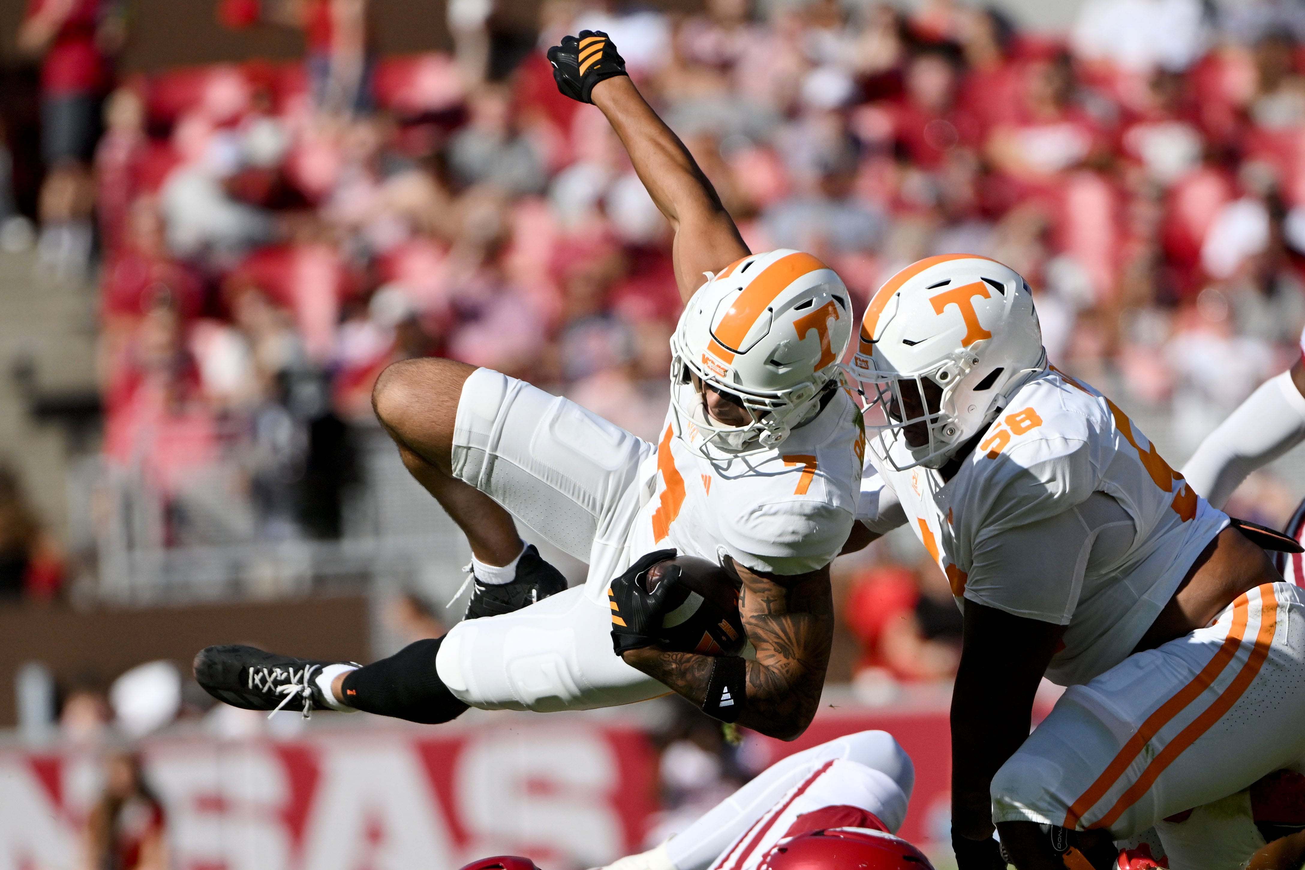 No. 15 Tennessee rallies in 4th quarter to beat Arkansas 24-17