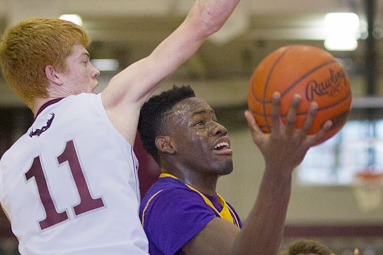 Roman's D'Andre Vilmar puts up a shot in the 1st quarter and was
fouled on the way up by Prep's Brendan Burns, left. (Ed Hille/Staff
Photographer)