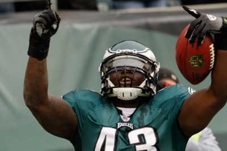 Leonard Weaver was an integral part of the Eagles' offense last season. (Michael S. Wirtz / Staff Photographer)