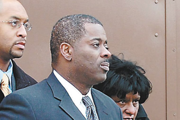 PHA Director Carl Greene at a news conference in 2007. (Clem Murray / Staff Photographer)