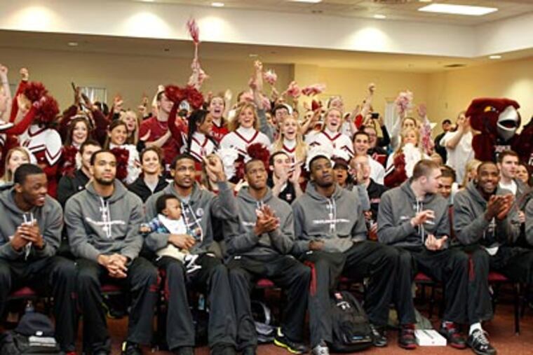 Temple players and fans react after learning that Temple will be a five-seed in the NCAA Tournament. (Yong Kim/Staff Photographer)