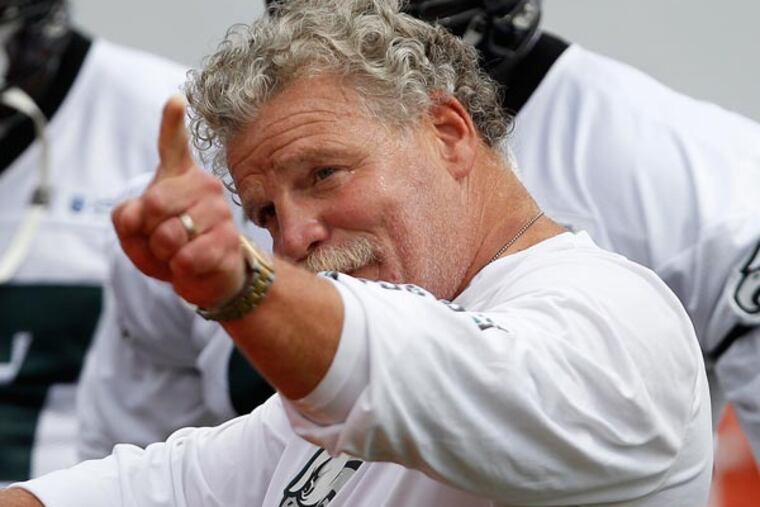 Eagles assistant head coach Jerry Azzinaro instructs players during training camp. (David Maialetti/Staff Photographer)