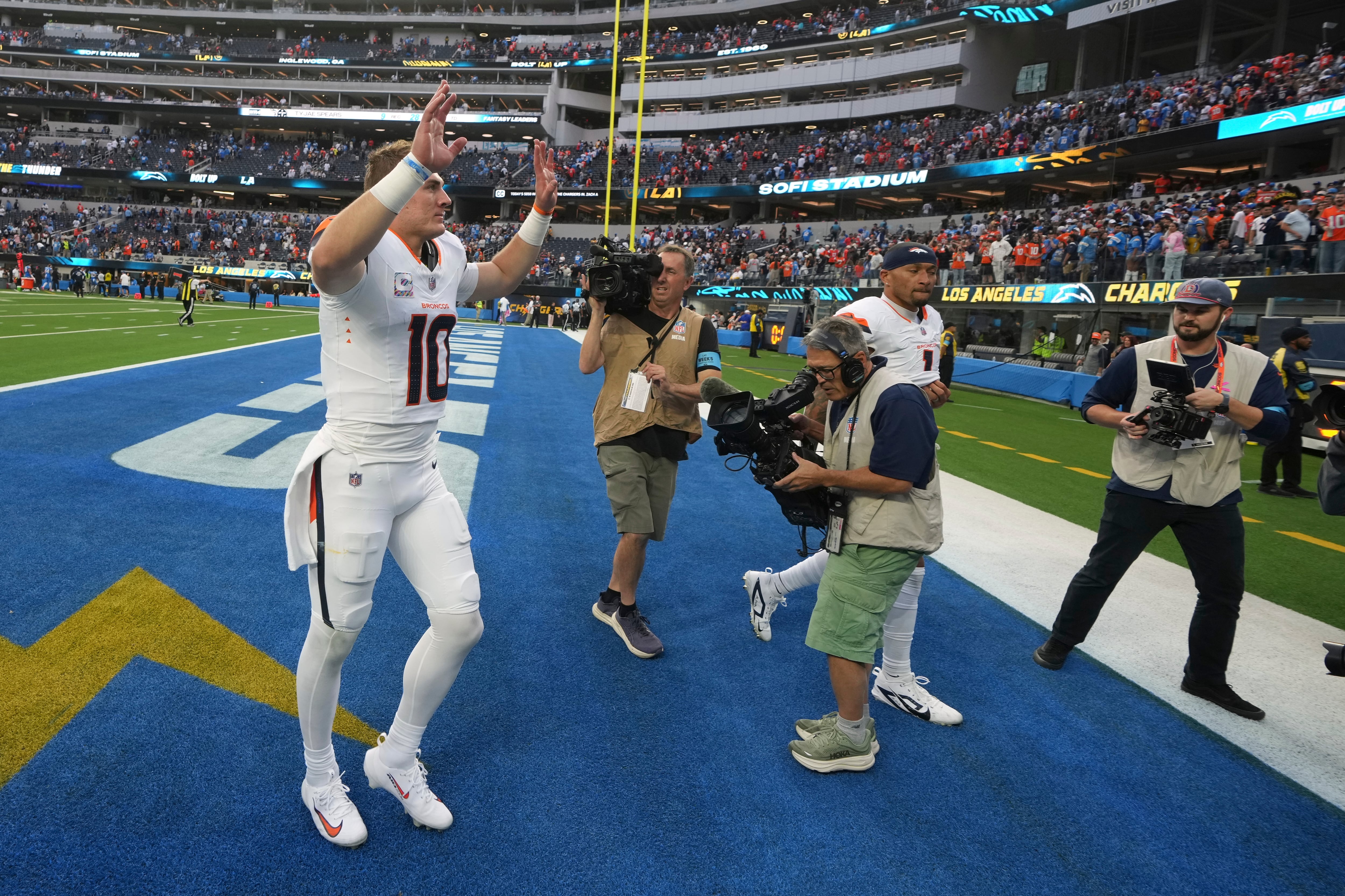 Broncos keep Chargers winless with key stop that fuels 4th-quarter rally in 23-17 win