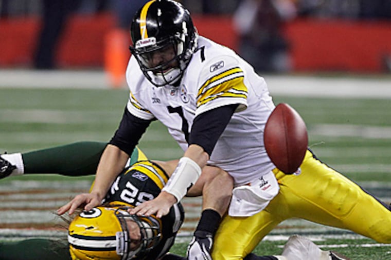 Ben Roethlisberger and Clay Matthews collide while chasing a loose ball during the second half. (AP Photo/Charlie Krupa)