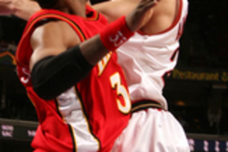 Sixers' Louis Amundson shoots against Atlanta's Shelden Williams. Amundson played 13 minutes, 47 seconds, the most he has played in an NBA game.