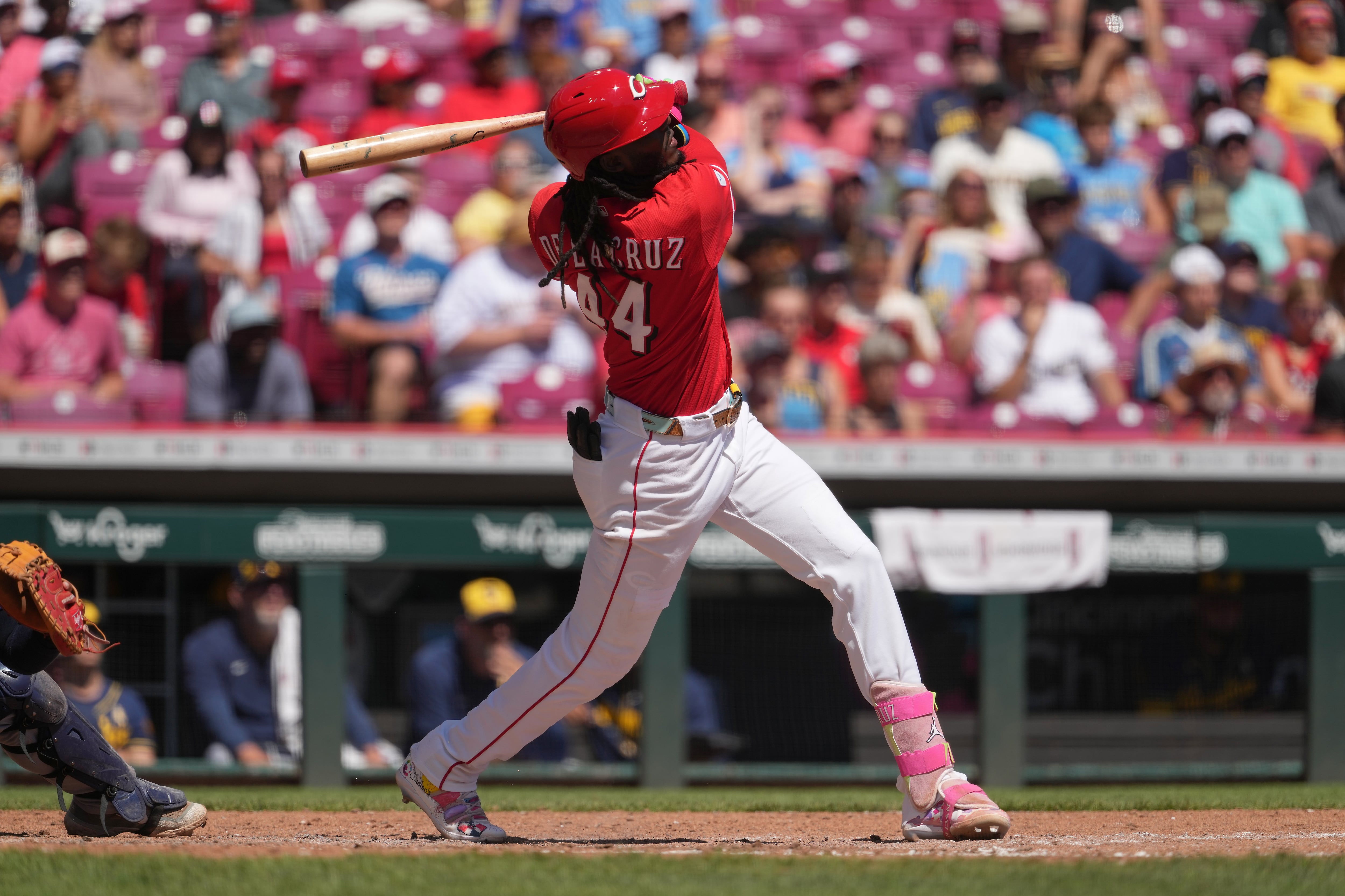 Elly De La Cruz homers, drives in 4 runs as the Reds beat the Brewers 12-8