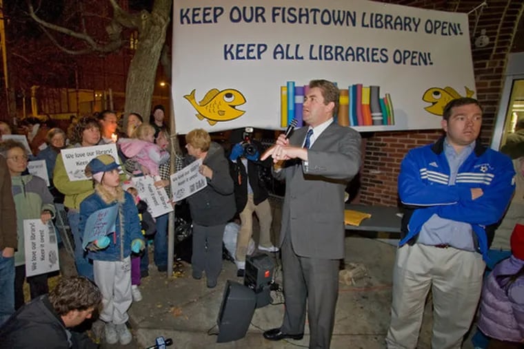 Councilman Bill Green speaks to Fishtown residents gathered to support their library, one of the branches that the city has targeted for closing. At right is neighborhood activist A.J. Thomson.