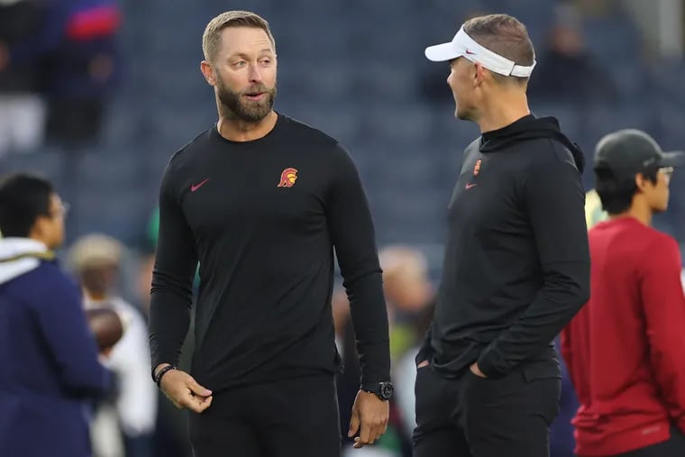 Southern Cal offensive analyst Kliff Kingsbury (left) talks with head coach Lincoln Riley before a game against Notre Dame on Oct. 14.