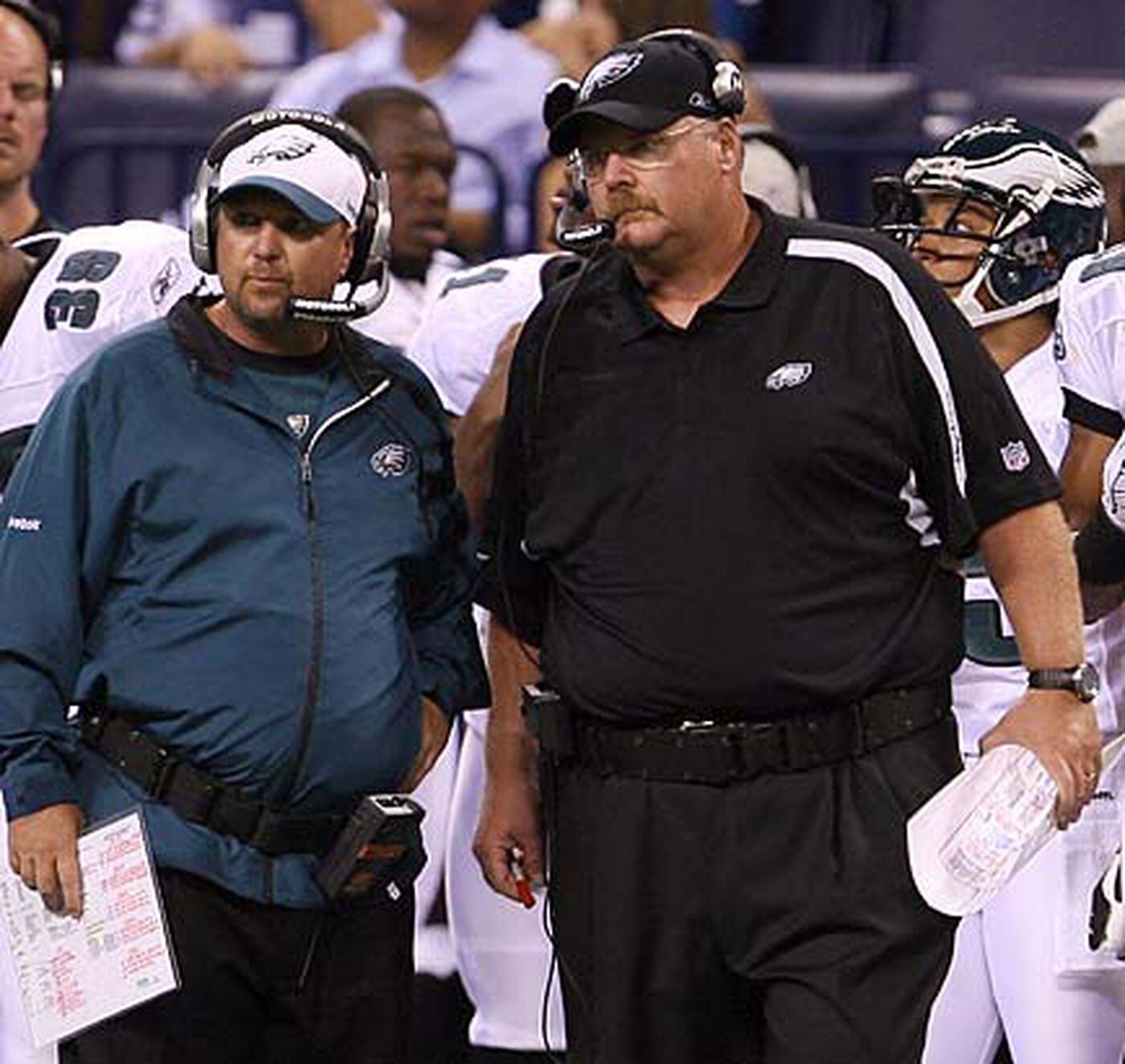 Reid (right) and Eagles offensive coordinator Marty Mornhinweg confer during a timeout.