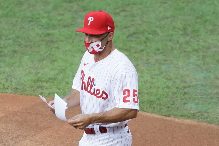 Phillies manager Joe Girardi with the lineup cards during an August 2020 game.