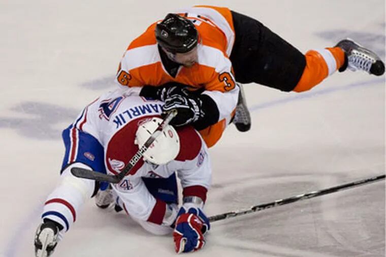 Darrell Powe gets physical with Roman Hamrlik. "It's easy to hate the Flyers," said Montreal defenseman Hal Gill. (Ed Hille / Staff Photographer)