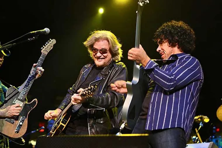Daryl Hall and John Oates (right) on stage at the Spectrum, Oct. 23, 2009.  ( David M Warren / Staff Photographer )