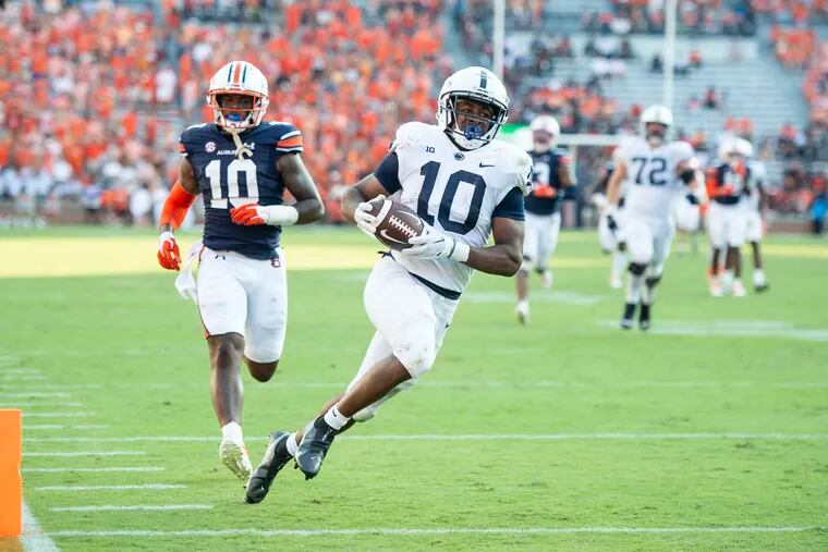 AUBURN, ALABAMA - SEPTEMBER 17: Running back Nicholas Singleton #10 of the Penn State Nittany Lions runs the ball past of safety Zion Puckett #10 of the Auburn Tigers for a touchdown during the second half of play at Jordan-Hare Stadium on September 17, 2022 in Auburn, Alabama. (Photo by Michael Chang/Getty Images)