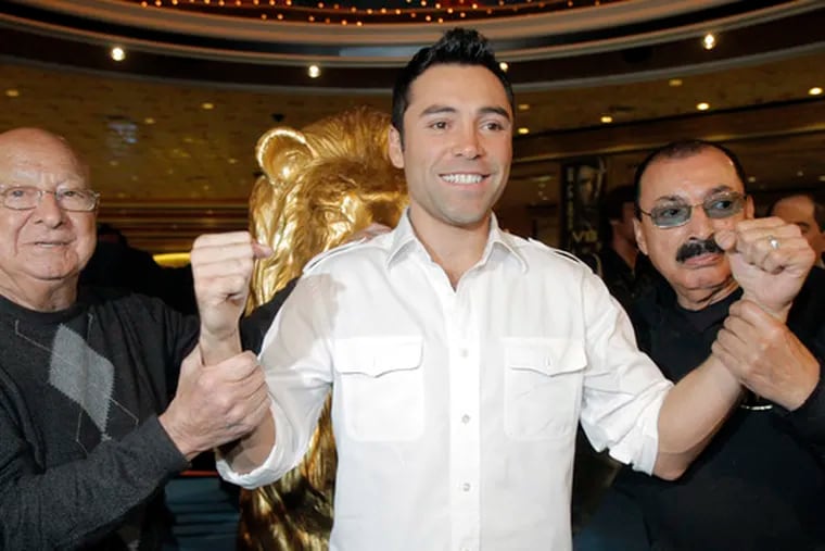 Oscar De La Hoya with trainer &#0039;Nacho&#0039; Beristain (right) and consultant Angelo Dundee.