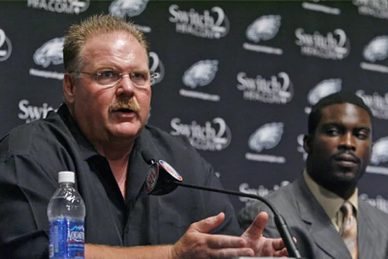Eagles coach Andy Reid and newly signed quarterback Michael Vick during a press conference at the NovaCare Complex in South Philadelphia on Friday, August 14, 2009. ( ALEJANDRO A. ALVAREZ / Staff Photographer )
