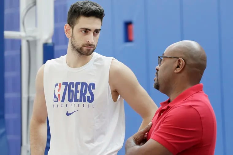 76ers beat writer Keith Pompey (right) talks with Furkan Korkmaz at practice. Pompey returned home Thursday after being in self-quarantine.