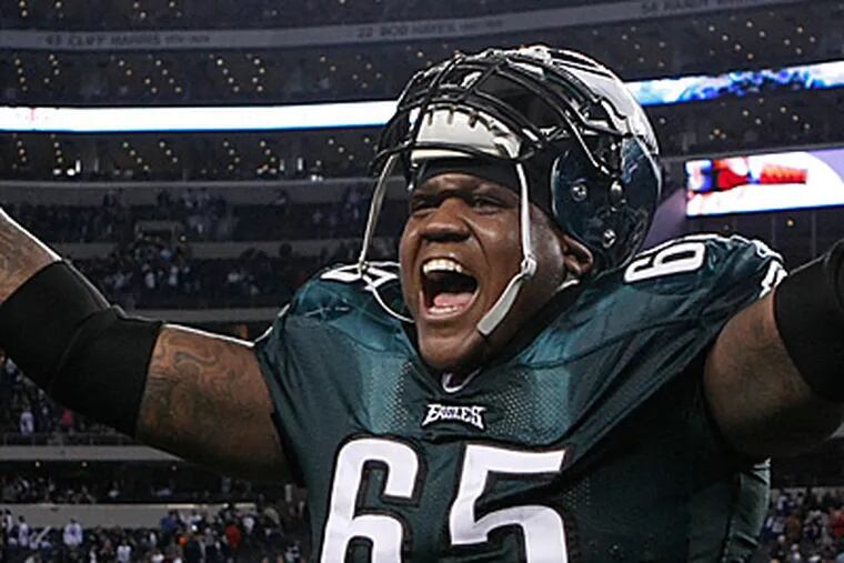 King Dunlap celebrates the Eagles win over the Cowboys. (Ron Cortes/Staff Photographer)