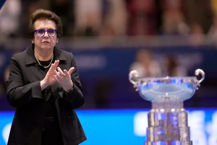FILE - Billie Jean King applauds next to Canada's Leylah Fernandez, who won the final singles tennis match against Italy's Jasmine Paolini, during the Billie Jean King Cup finals in La Cartuja stadium in Seville, southern Spain, Sunday, Nov. 12, 2023. The ATP, which runs men’s professional tennis, has a five-year deal to hold one of its biggest events in the Saudi port city of Jeddah. Talks between the Saudis and the women’s tour are reportedly ongoing. In a sign of how the conversation has shifted, King, who began the fight for equal pay for women in sports in the 1970s, has said bringing the sport to the kingdom might not be all bad despite its long record of repressing women's rights. (AP Photo/Manu Fernandez, File)