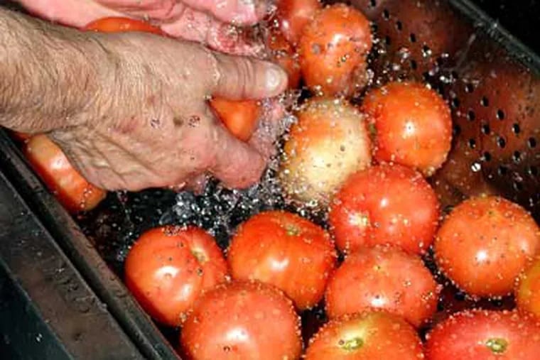 Figuring out which tomatoes are safe has proved so complex that some restaurants have decided to be extra safe and pull sliced tomatoes from their menus.