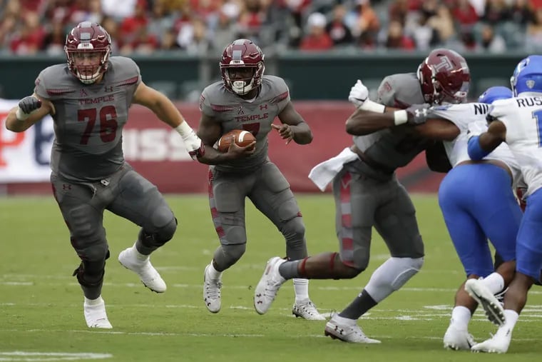Temple running back Ryquell Armstead ran with the football next to offensive lineman Vincent Picozzi against Buffalo in 2018.