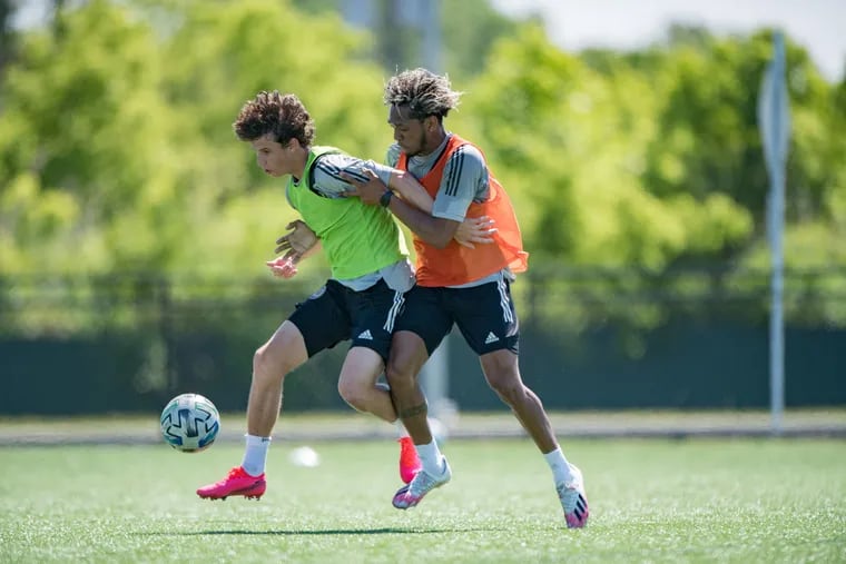 Union midfielder Brenden Aaronson (left) keeps the ball away from José Andrés Martínez during a training session on June 12.
