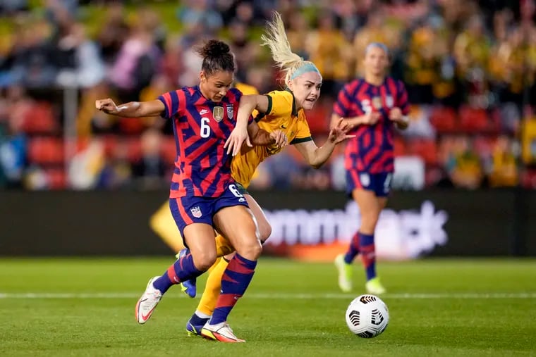 The United States' Lynn Williams (left) battles for the ball against Australia's Ellie Carpenter.