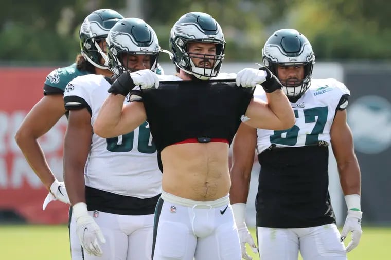 Eagles linebacker Alex Singleton lifts his shirt during training camp at the NovaCare Complex in South Philadelphia on Saturday, Aug. 7, 2021.