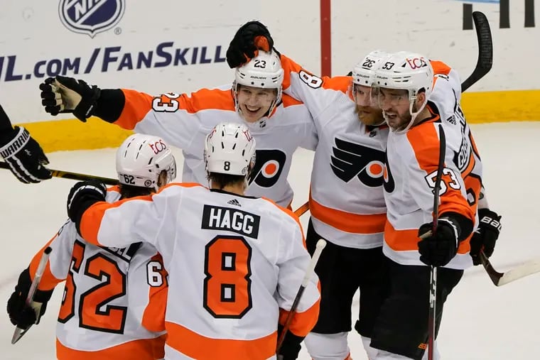 Claude Giroux (second from right) celebrates with teammates after scoring the game-winning goal late in the third period of the Flyers' 4-3 win at Pittsburgh.