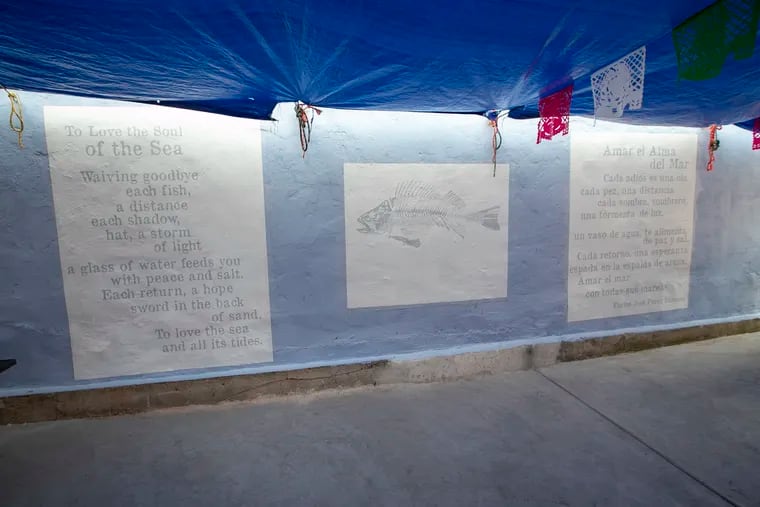 El poema "Amar el Alma del Mar", de Carlos José Pérez Sámano, en una de las paredes de la terraza del restaurante Alma del Mar. El trabajo se dio a conocer para celebrar el Día de la Independencia de México y dar inicio al Mes de la Herencia Hispana.