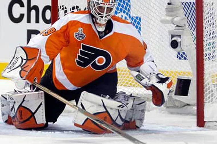 Michael Leighton will remain could return to the Flyers as early as this week.  (Yong Kim / Staff File Photo)