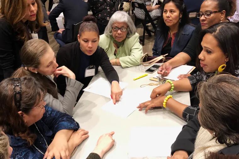 Kersy Azocar, vicepresidente de micropréstamos para Finanta, (sentado con suéter negro, izquierda) lidera una sesión de trabajo durante un evento de la Cámara de Comercio Hispana del Gran Filadelfia en 2019.