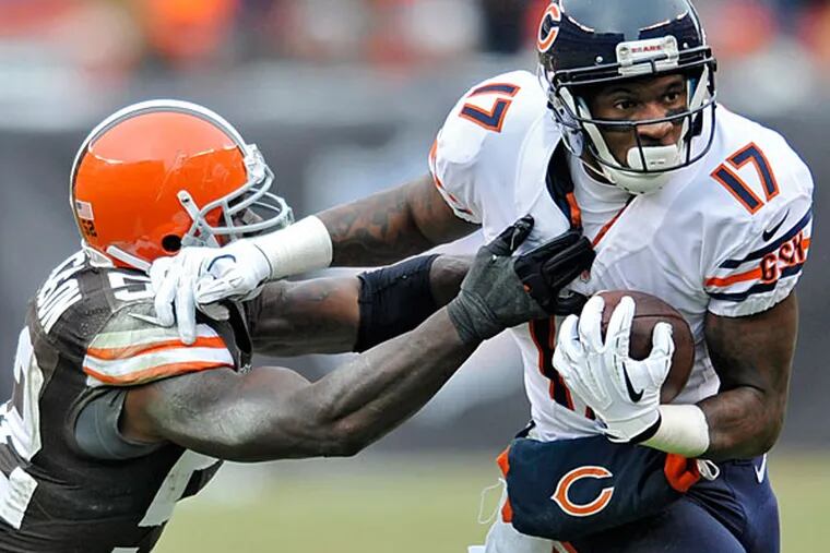 Chicago Bears wide receiver Alshon Jeffery (17) fights off Cleveland Browns inside linebacker D'Qwell Jackson after a catch in the second quarter of an NFL football game, Sunday, Dec. 15, 2013, in Cleveland. (AP Photo/David Richard)