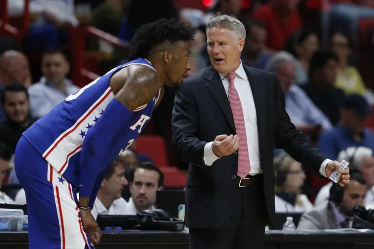 Sixers coach Brett Brown talks with forward Robert Covington during the team’s loss to the Miami Heat on Tuesday.