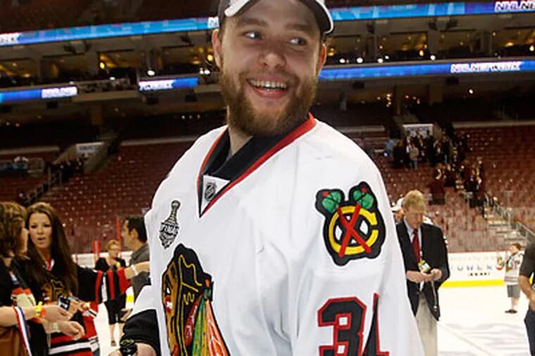 Antti Niemi helped the Chicago Blackhawks win the Stanley Cup in June. (Kathy Willens/AP file photo)