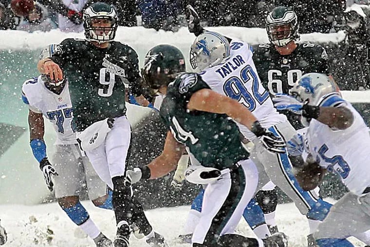 Eagles quarterback Nick Foles throws to wide receiver Riley Cooper. (Yong Kim/Staff Photographer)
