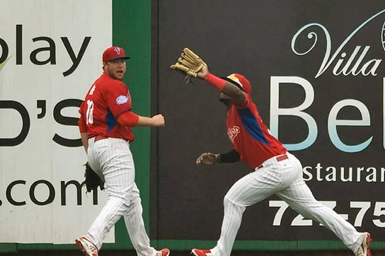 Darin Ruf watches as Odubel Herrera catches a fly ball. (Steve Nesius/Photo)