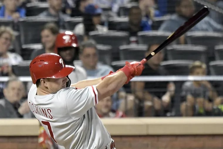 Rhys Hoskins hits a solo home run in the eighth inning to give the Phillies a 4-3 lead against the Mets.