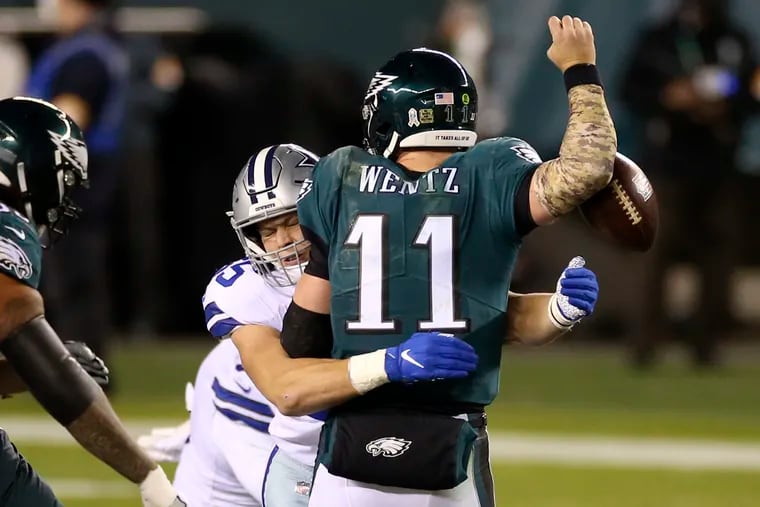 Cowboys LB Leighton Vander Esch forces a fumble from Eagles QB Carson Wentz, who had four turnovers in Sunday's 23-9 win.