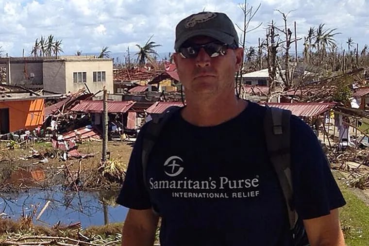 Matt Barkley's father in the Philippines to aid victims of Typhoon Haiyan. (Photo via Twitter/@MattBarkley)