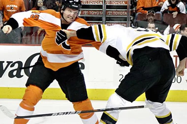 Scott Hartnell and Johnny Boychuk fight during the Flyers' 6-0 loss to the Bruins. (Elizabeth Robertson/Staff Photographer)