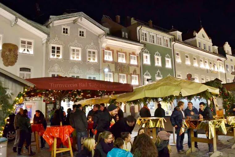 Christmas market on Bad Tölz's beautiful old main street, lined with historic painted houses. Photo from Michaela Urban