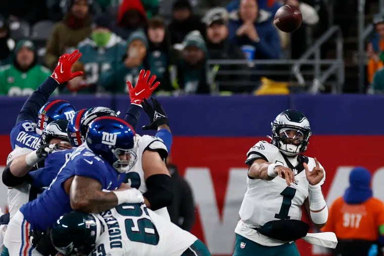 Eagles quarterback Jalen Hurts throws the football ib the first quarter against the New York Giants at MetLife Stadium in East Rutherford, NJ on Sunday, Jan. 7, 2024.