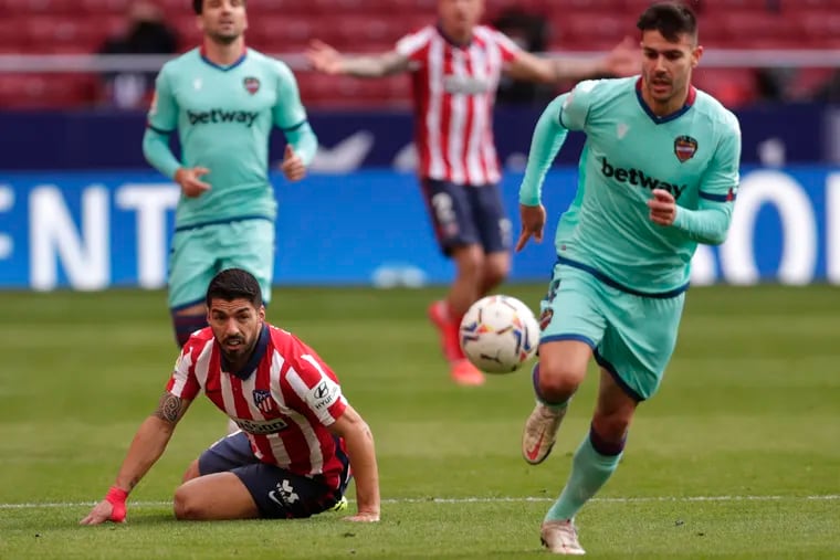 Luis Suárez, left, and Atlético Madrid were upset at home by Levante on Saturday.