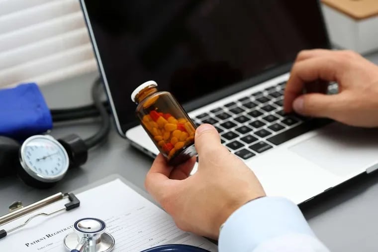 Computerized electronic medical records can be used to prompt doctors to prescribe fewer opioid pills.