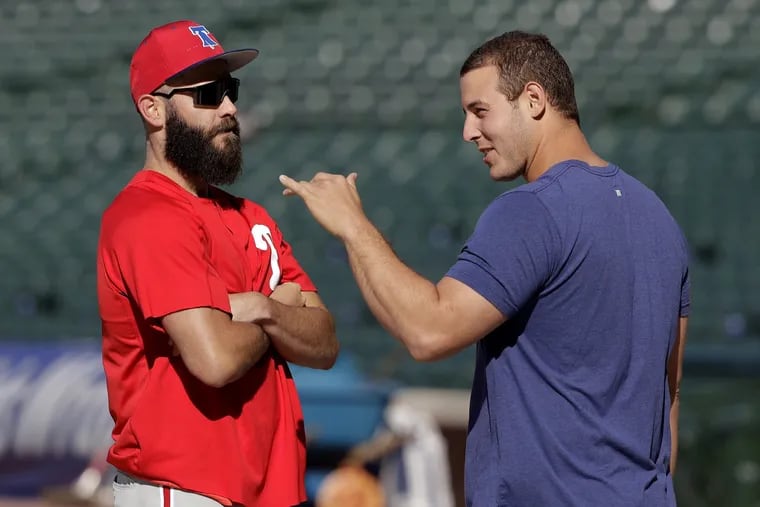 Jake Arrieta talks with former Cubs teammate  Anthony Rizzo before Tuesday night's game. 