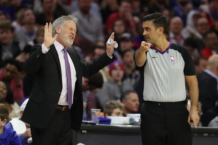 Brett Brown complains to an official during the Sixers' loss on Saturday to the Warriors.