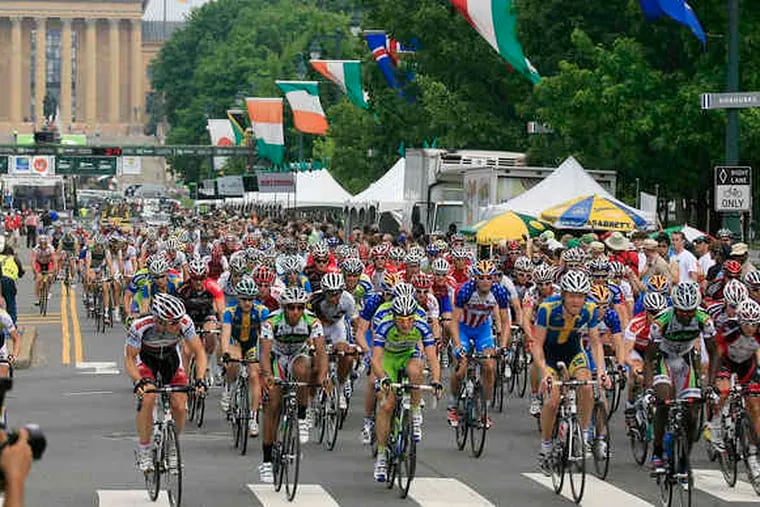 More than 200 riders jammed the Benjamin Franklin Parkway at the start of the men's race.
