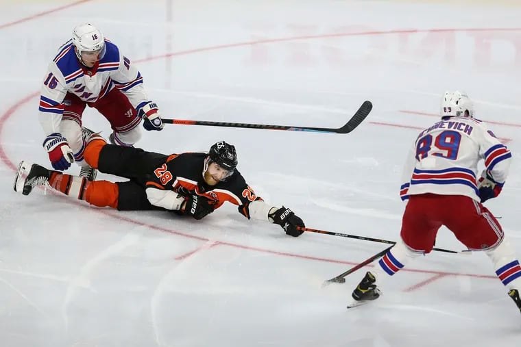 The Flyers' Claude Giroux (28) played a 200-foot game in Wednesday's win over the Rangers.