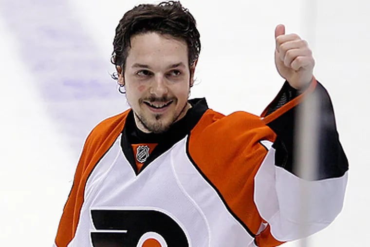 Danny Briere gives a thumbs up after the Flyers eliminated the Bruins with a historic rally. (Yong Kim / Staff Photographer)