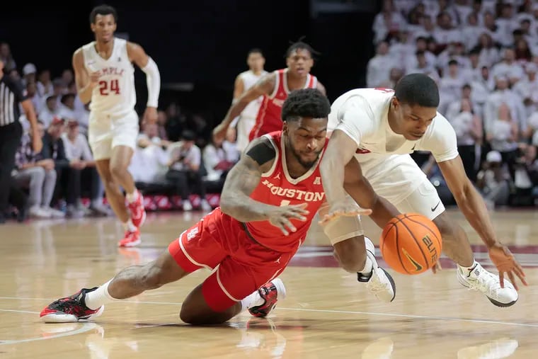 Jamal Shead of Houston (left) and Hysier Miller of Temple go after a loose ball during the first half at the Liacouras Center on Sunday.